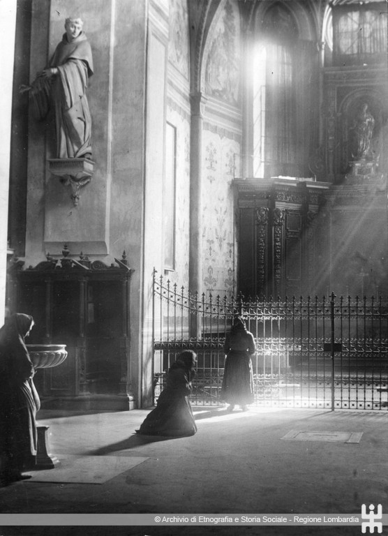Ernesto Fazioli. Donne in preghiera. Cremona, Chiesa di S. Agostino
