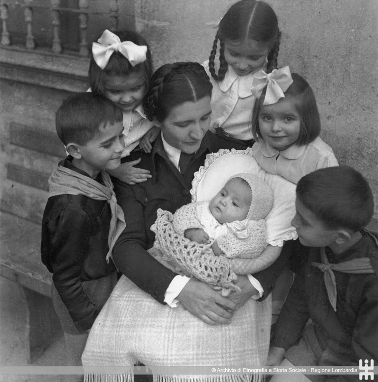 Ernesto Fazioli. Mamma con bambini