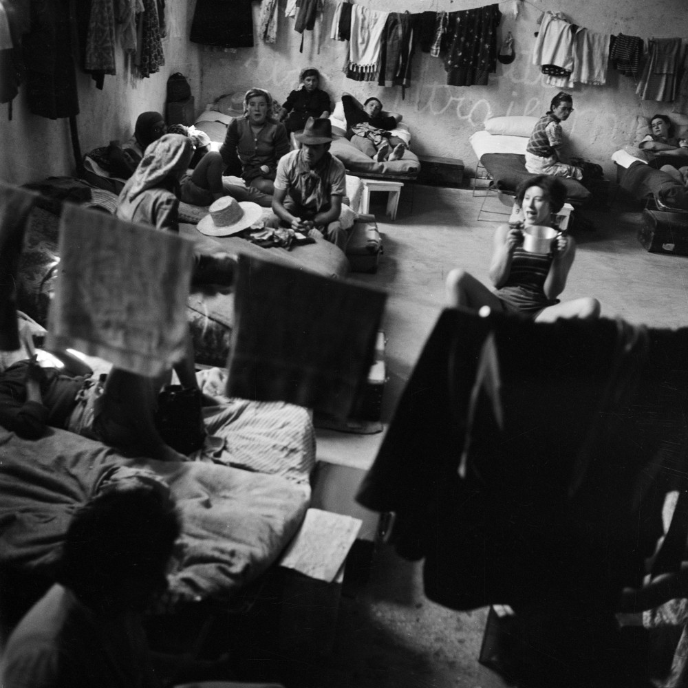 Jacqueline Vodoz. Le mondine all'interno dei loro alloggi, Rosate (MI), 1954