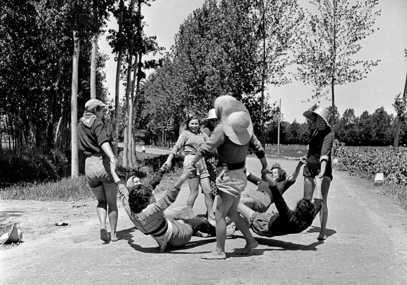 Jacqueline Vodoz. Un gruppo di mondine gioca in un momento di pausa, Rosate (MI), 1954