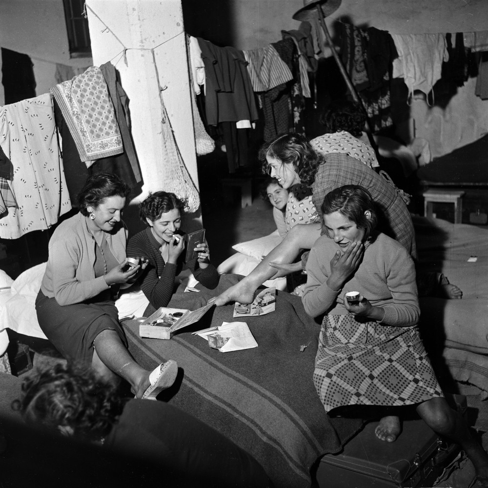 Jacqueline Vodoz. Le mondine all'interno dei loro alloggi, Rosate (MI), 1954