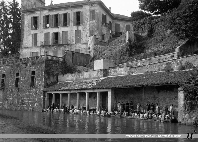 Paul Scheuermeier. Lavandaie al lavatoio pubblico sul canale, Vaprio d'Adda (MI), 1927