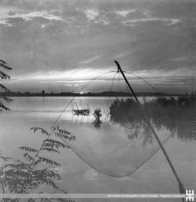 Ernesto Fazioli. Fiume Po. Veduta al tramonto con rete da pesca a bilancia