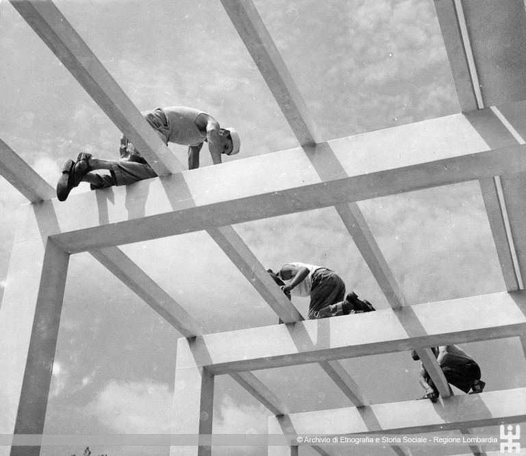 Ernesto Fazioli. Operai al lavoro in cantiere