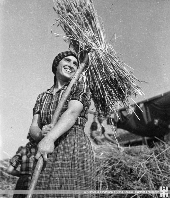 Ernesto Fazioli. Battaglia del Grano. Contadina con un fascio di spighe
