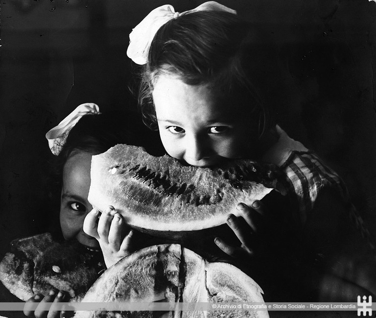 Ernesto Fazioli. Bambine mangiano l'anguria