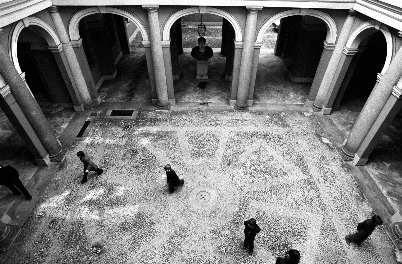 Toni Nicolini. Cortile del Museo del Risorgimento in via Borgonuovo 23, Milano, 1978