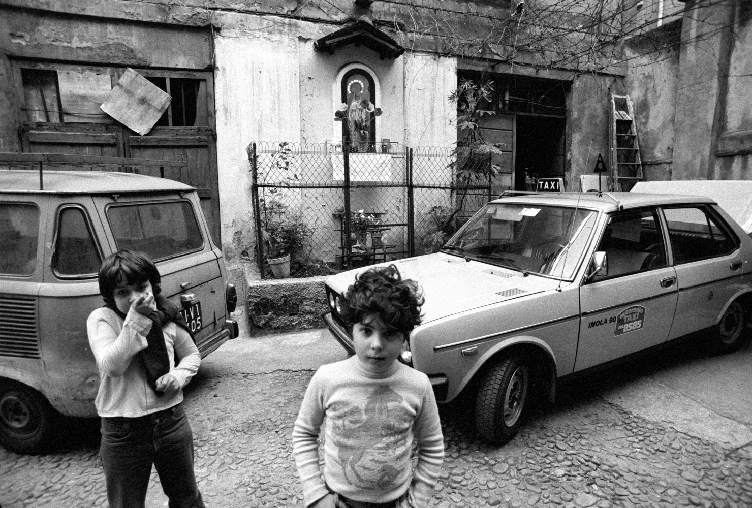 Toni Nicolini. Cortile di Viale Montenero 50, Milano, 1978
