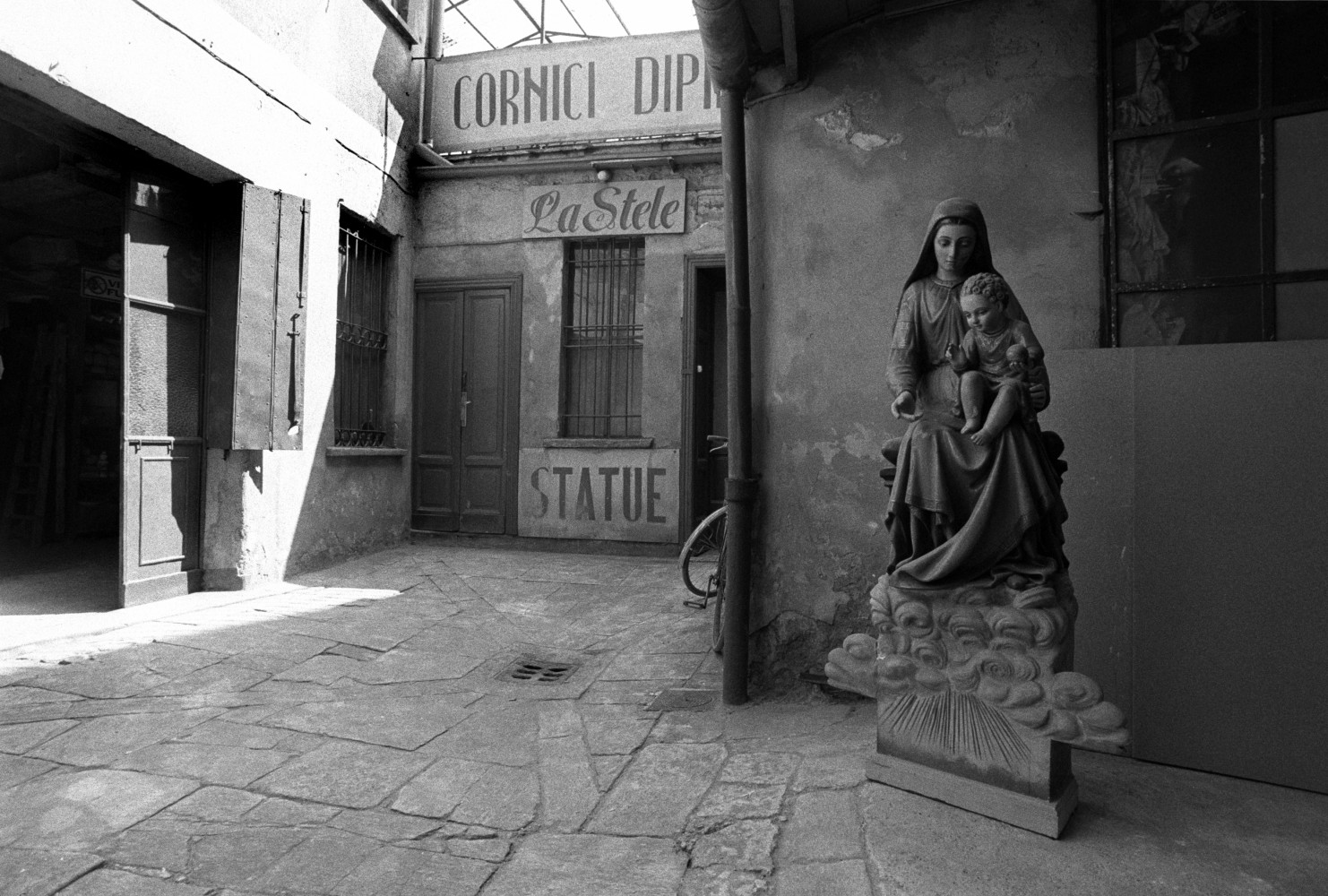 Toni Nicolini. Cortile di Corso Garibaldi 40, Milano, 1978