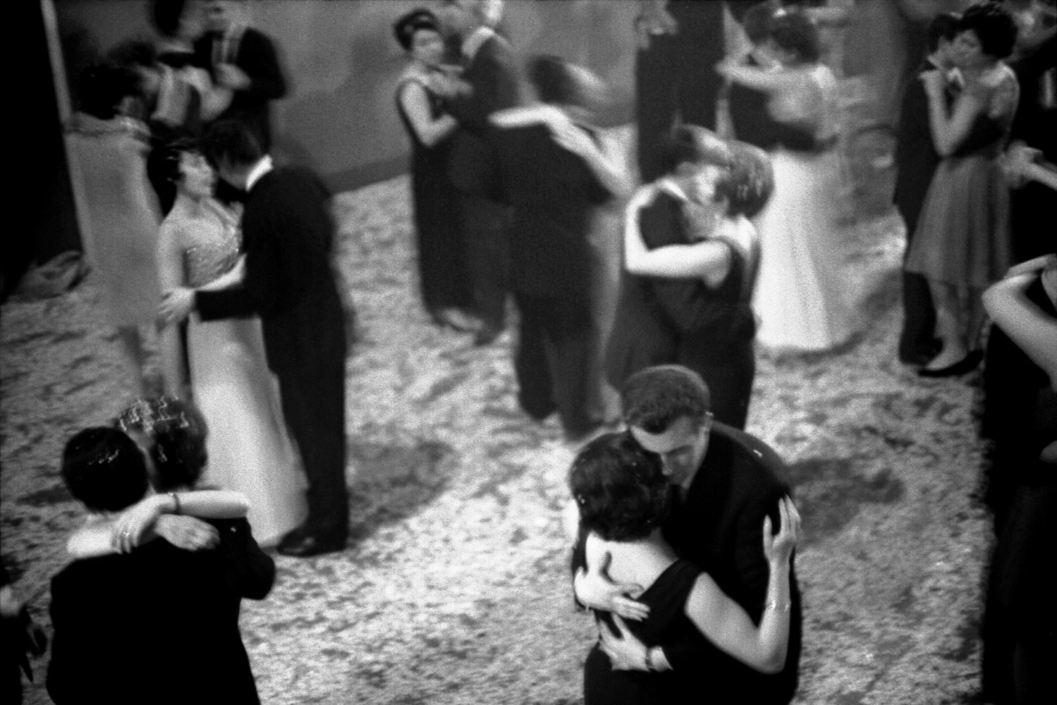 Toni Nicolini, Coppie ballano un lento durante la festa al Teatro comunale Vittorio Emanuele II, Mortara (PV), 1966