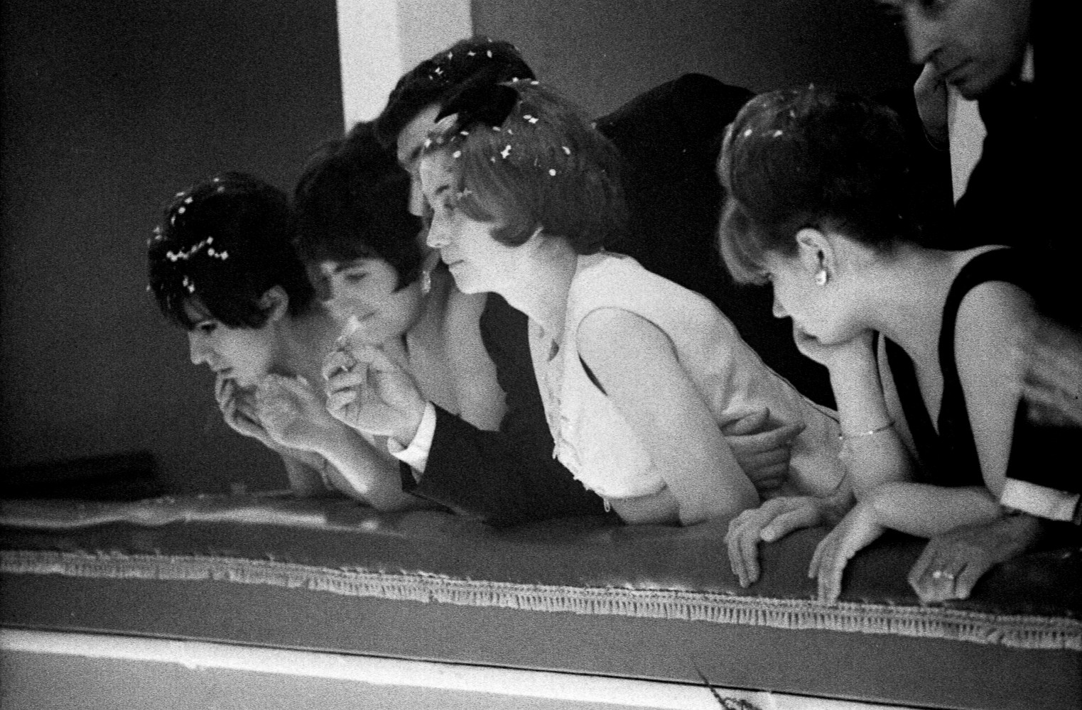 Toni Nicolini, Donne affacciate al parapetto di un palco durante la festa al Teatro comunale Vittorio Emanuele, II Mortara (PV), 1966