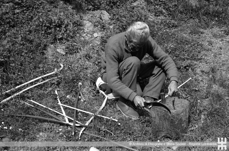 Riccardo Schwamenthal. Costruzione fischietti, Valle Imagna (BG),1990
