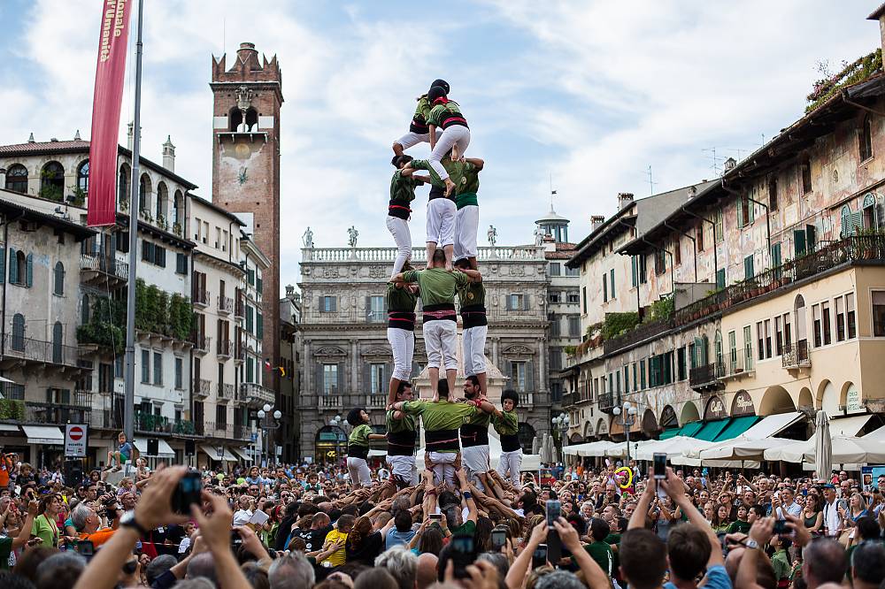 Immagine: Verona, Piazza delle Erbe - Copyright Associazione Giochi Antichi (AGA) 2015